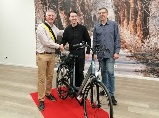 Dirk Van Roey deelt fiets uit