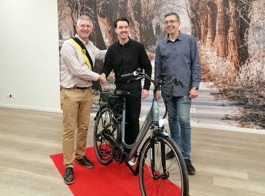 Dirk Van Roey deel fiets uit Dirk Van Roey deelt fiets uit